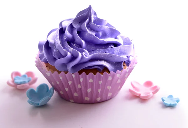 Delicioso cupcake aislado en blanco — Foto de Stock