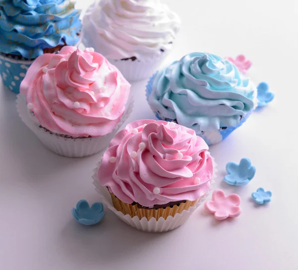 Délicieux cupcakes isolés sur blanc — Photo
