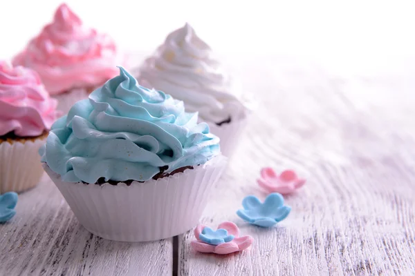 Deliciosos cupcakes na mesa close-up — Fotografia de Stock