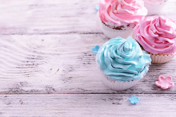 Deliciosos cupcakes na mesa close-up — Fotografia de Stock