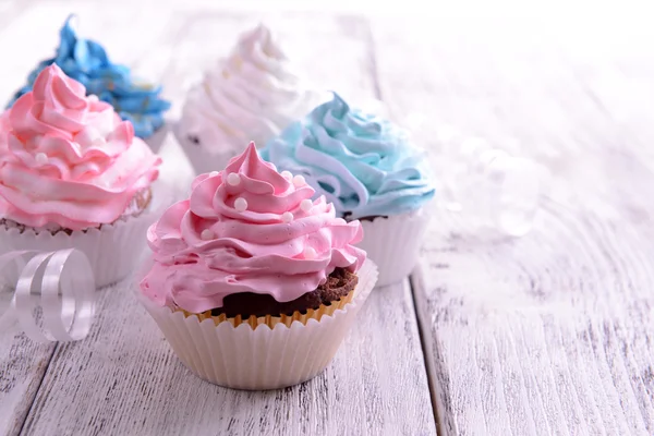 Deliciosos cupcakes na mesa close-up — Fotografia de Stock