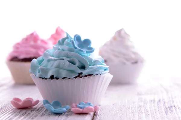 Deliciosos cupcakes na mesa close-up — Fotografia de Stock