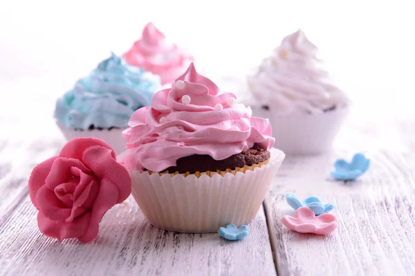 Deliciosos cupcakes na mesa close-up — Fotografia de Stock