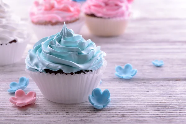 Deliciosos cupcakes na mesa close-up — Fotografia de Stock