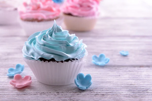 Delicious cupcakes on table close-up — Stock Photo, Image