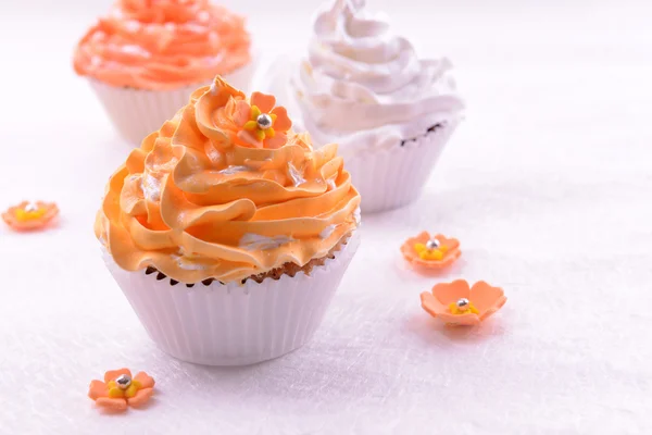 Deliciosos cupcakes na mesa close-up — Fotografia de Stock