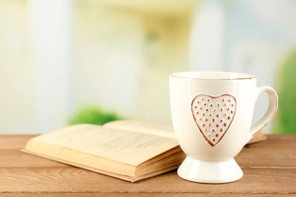 Tazza di tè e libro — Foto Stock