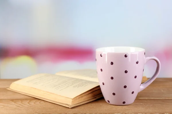 Φλιτζάνι τσάι και βιβλίο — Φωτογραφία Αρχείου
