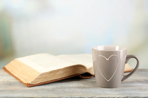 Tasse de thé et livre — Photo