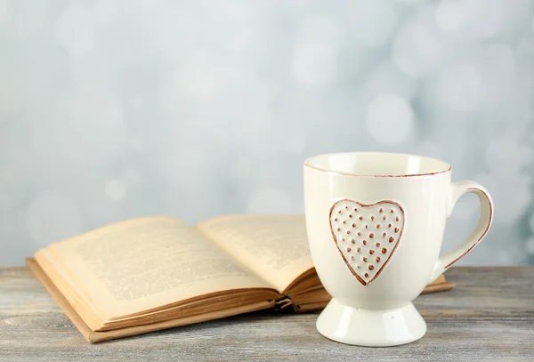 Taza de té y libro — Foto de Stock