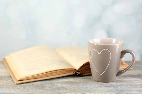 Tazza di tè e libro — Foto Stock