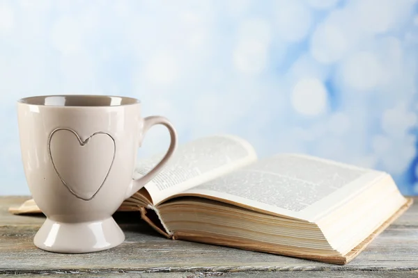 Kopje thee en boek — Stockfoto