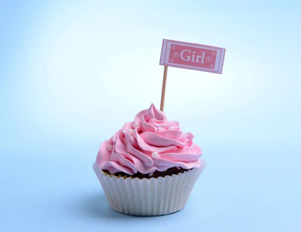 Délicieux cupcake avec inscription sur la table sur fond bleu — Photo