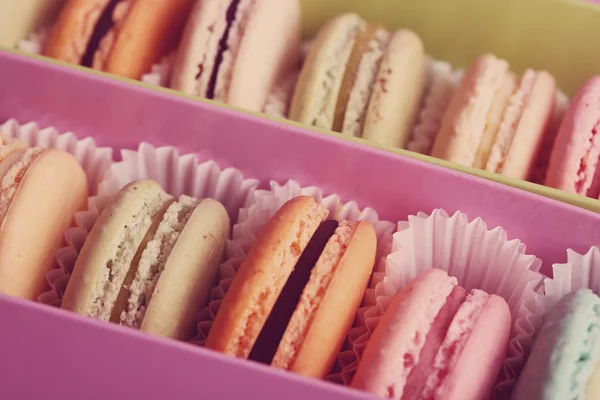 Yumuşak renkli macaroons kutusunda, ürün yelpazesine yakın çekim — Stok fotoğraf