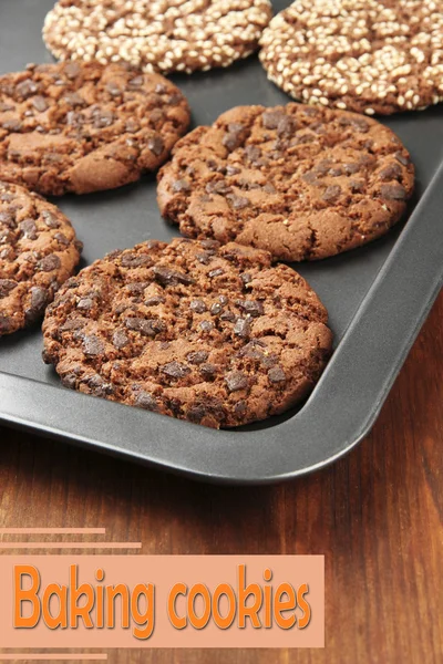 Biscotti fatti in casa su padella gocciolante con spazio per testo su sfondo di legno — Foto Stock