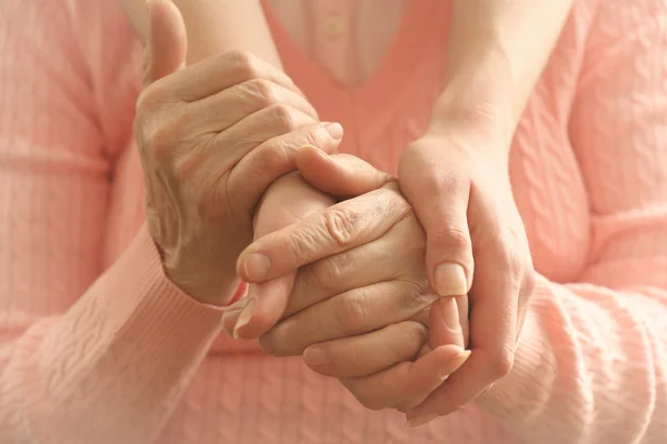 Aiutare le mani, la cura del concetto di anziani — Foto Stock