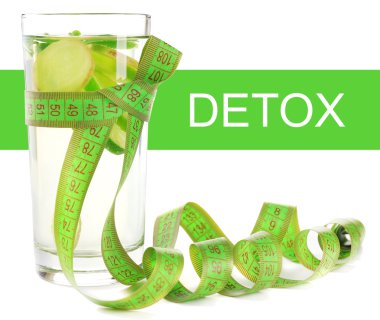 Salatalık içerken izole üzerinde beyaz, detoks kavramı