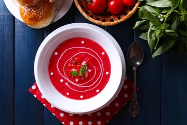 Gazpacho çorbası renkli ahşap zemin üzerinde