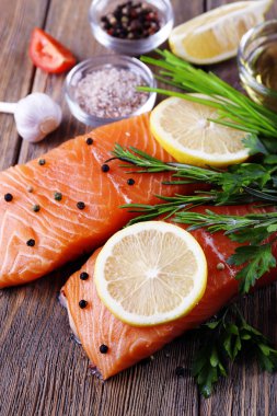 Baharatlar ve ahşap masa üzerinde limon ile taze somon
