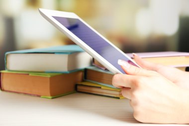 Kadın el PC tablet tutarak