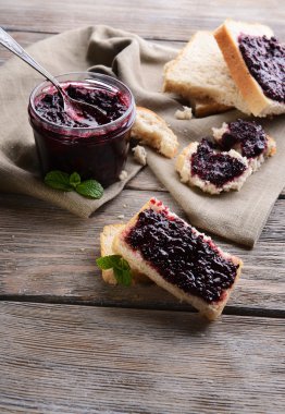 Lezzetli Siyah frenk üzümü jam tablo yakın çekim