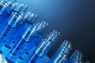 Mavi su koyu arka plan üzerinde tüp içerisinde bir şeffaf