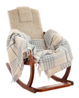 Modern sallanan sandalye üzerinde beyaz izole halı ile