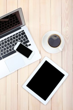Açık defter, dijital tablet, günlüğü, akıllı telefon ve bir fincan kahve ahşap arka plan, üstten görünüm