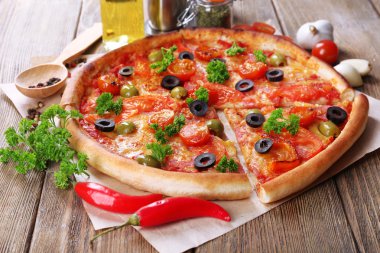 Sosis, sebze ve ahşap masa arka plan üzerinde chili biber lezzetli pizza