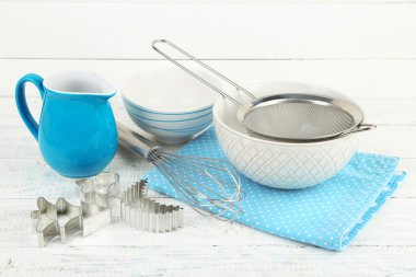 Renk ahşap arka plan üzerinde pişirme için mutfak gereçleri