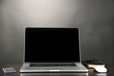 Tablo, gri arka plan üzerinde modern dizüstü bilgisayar