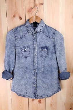 Askı ahşap duvar arka plan üzerinde erkek forması