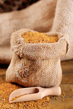 Ahşap arka plan üzerinde çantaya hardal tohumu