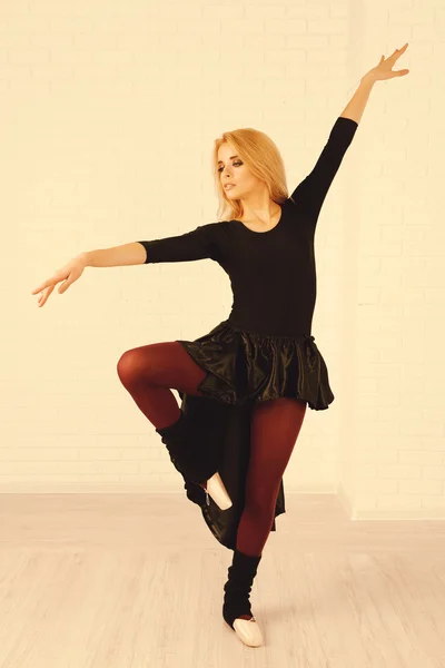 Hermosa bailarina joven sobre fondo de pared — Foto de Stock