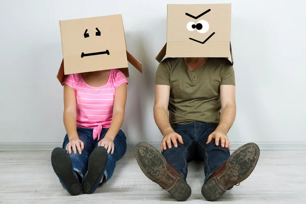 Para z kartonowymi pudełkami na głowach — Zdjęcie stockowe