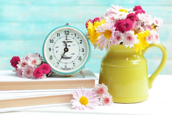 Vackra blommor på bordet — Stockfoto