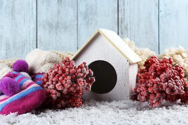 Ręcznie robione birdhouse zimą — Zdjęcie stockowe