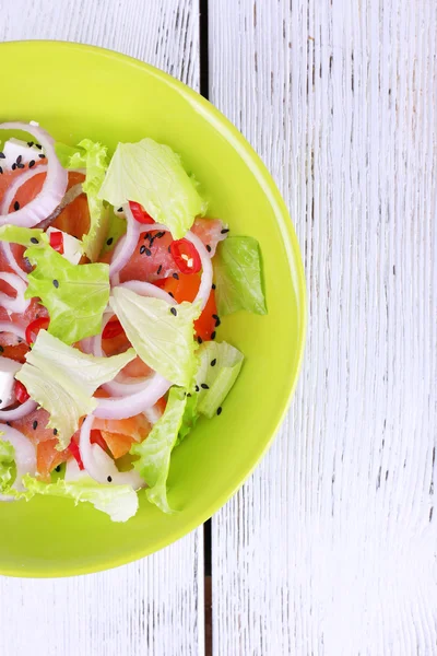 Salade de poisson frais avec légumes sur table en bois close-up — Photo