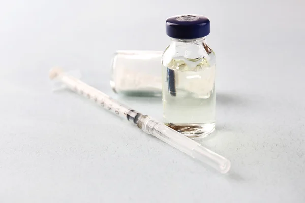 Aşı flakon şırınga ile içinde — Stok fotoğraf
