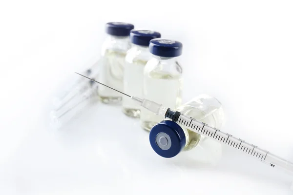 Vaccine in vial with syringe — Stock Photo, Image