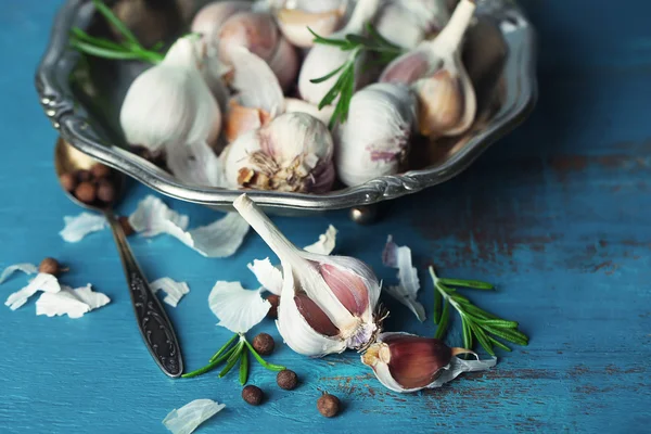 Aglio crudo e spezie sul tavolo di legno — Foto Stock