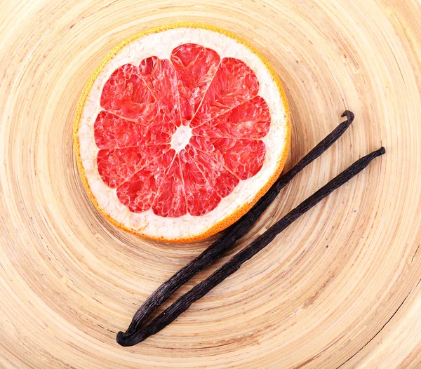 Toranja seca com feijão de baunilha em fundo de madeira — Fotografia de Stock