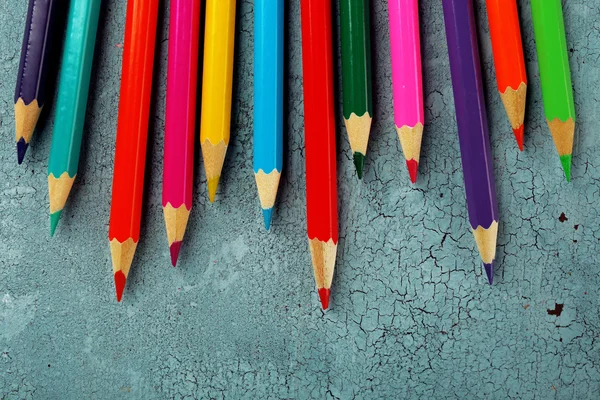 Lápis coloridos na textura fundo de madeira — Fotografia de Stock