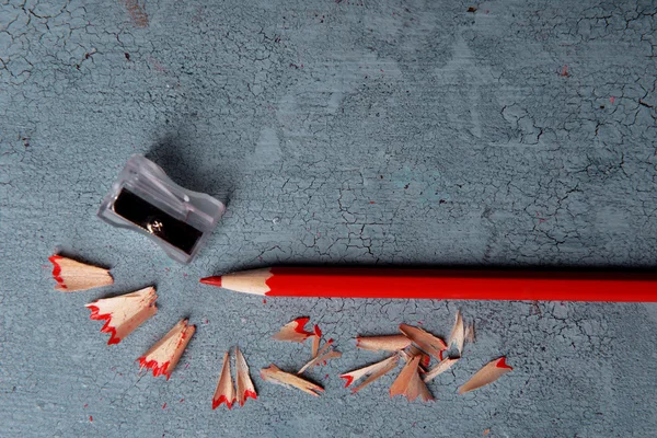 Bleistift mit Spitzspänen auf Textur-Holzhintergrund — Stockfoto