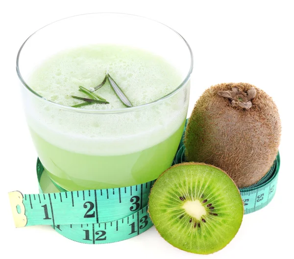Glas vers groene SAP met centimeter en kiwi geïsoleerd op wit — Stockfoto