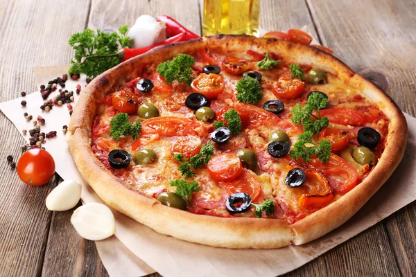 Tasty pizza with sausage, vegetables and chili pepper on wooden table background — Stock Photo, Image