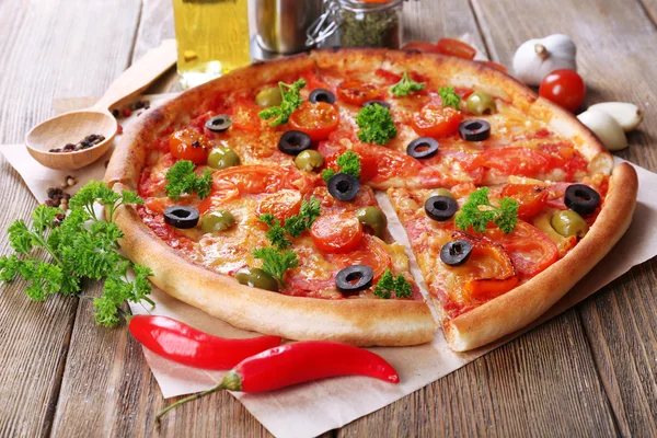 Sabrosa pizza con salchichas, verduras y chile sobre fondo de mesa de madera —  Fotos de Stock