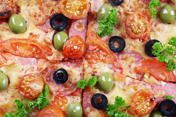 Välsmakande pizza med korv och grönsaker, makro Visa — Stockfoto