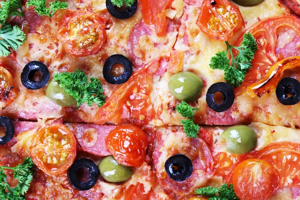 Ízletes pizza kolbásszal és zöldség, makró megtekintése — Stock Fotó