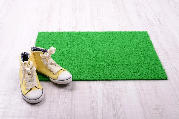 Tapis vert sur le sol et converser en gros plan — Photo